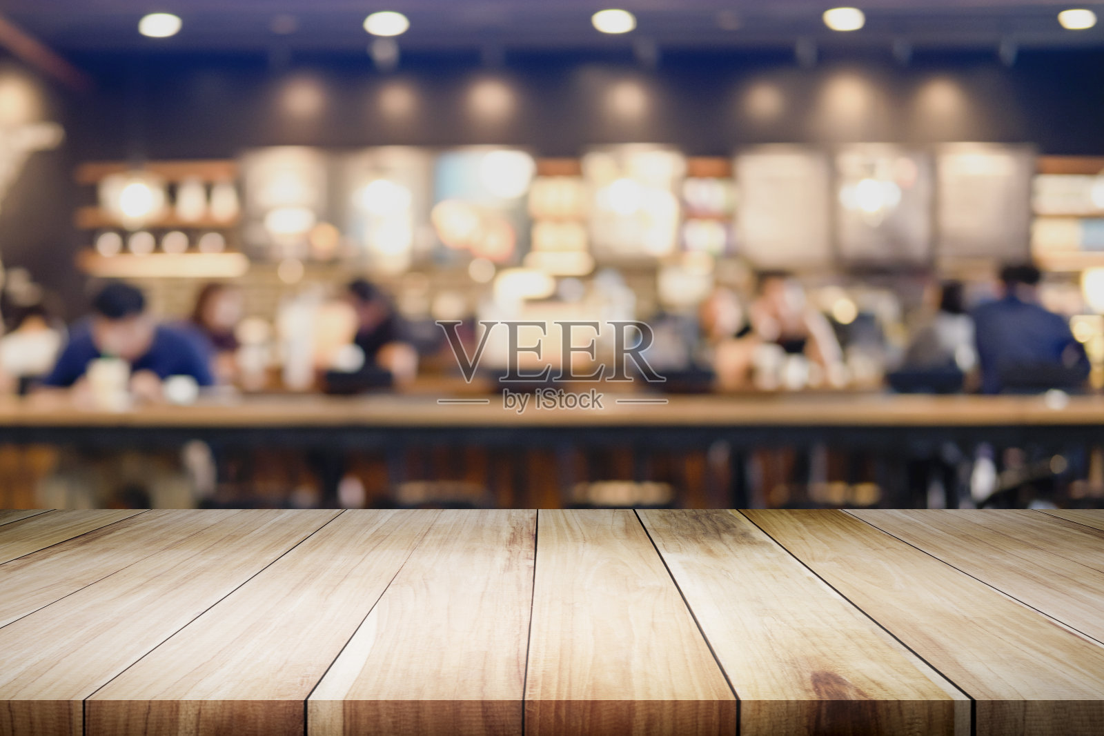 咖啡馆或软饮吧上的当前产品的空木桌用散景图像模糊背景。背景图片素材