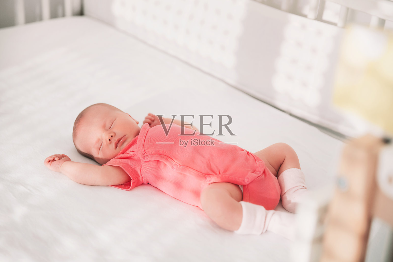 新生女婴在出生后的头几天会睡觉。照片摄影图片