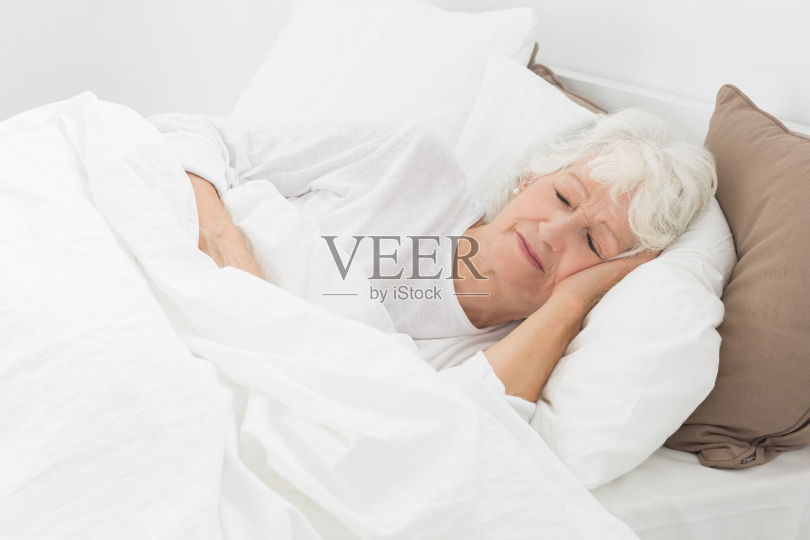 岁的女人睡觉照片摄影图片