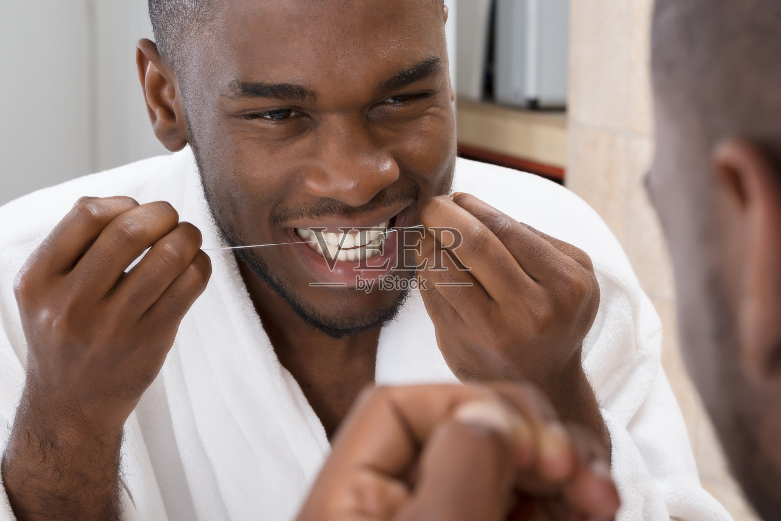 非洲人在刷牙照片摄影图片