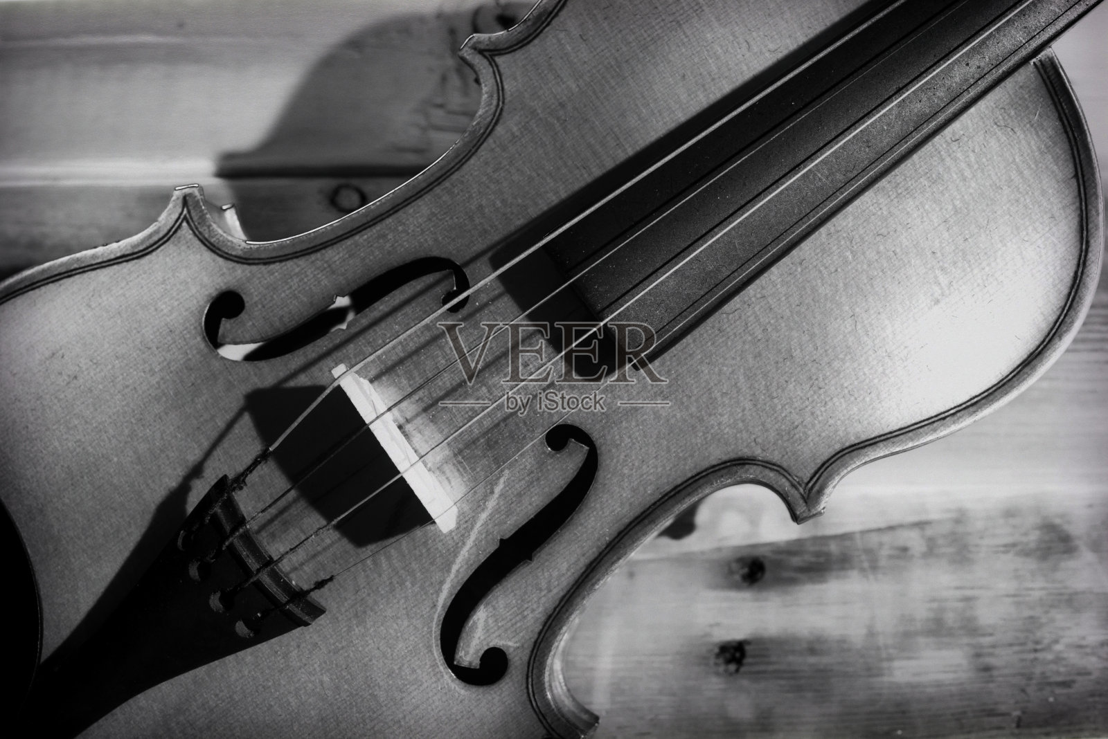 黑色和白色的小提琴特写。照片摄影图片