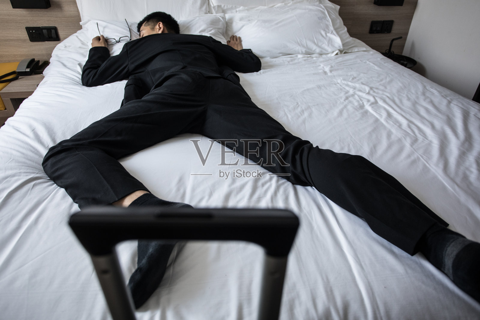 疲惫的商人躺在床上照片摄影图片