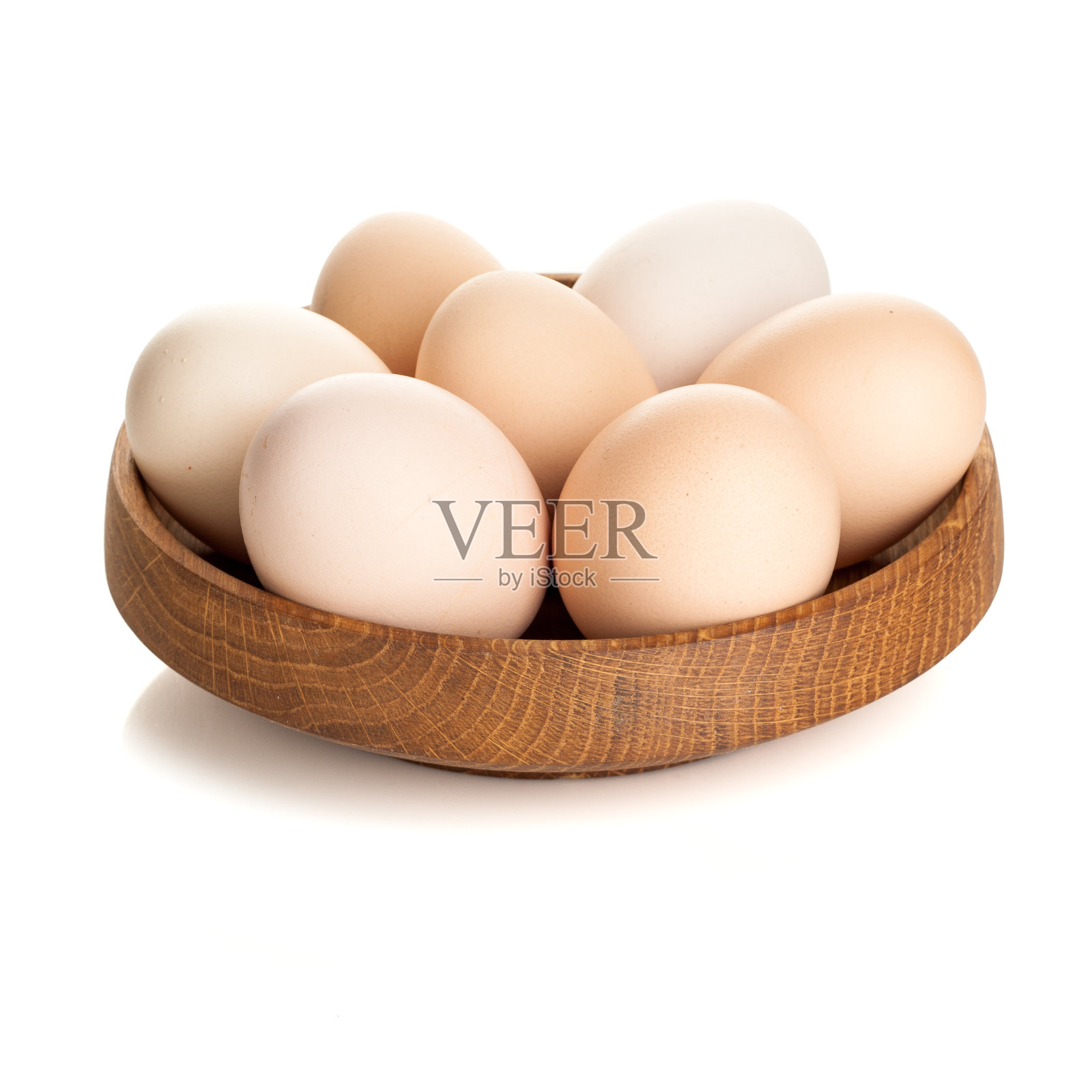 鸡蛋放在木盘里，孤立在白色背景上照片摄影图片