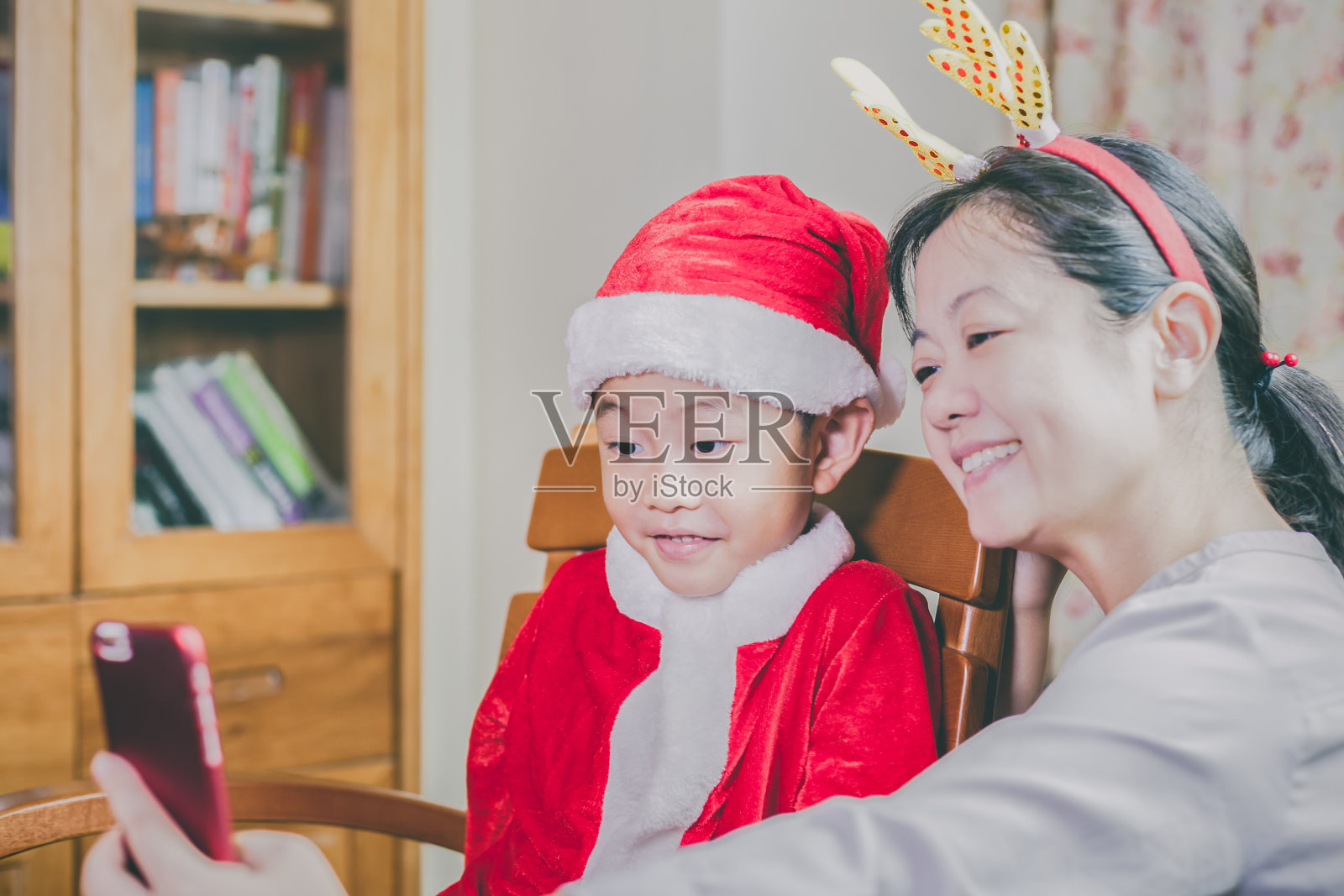 母亲和儿子在圣诞节庆祝活动中自拍照片摄影图片