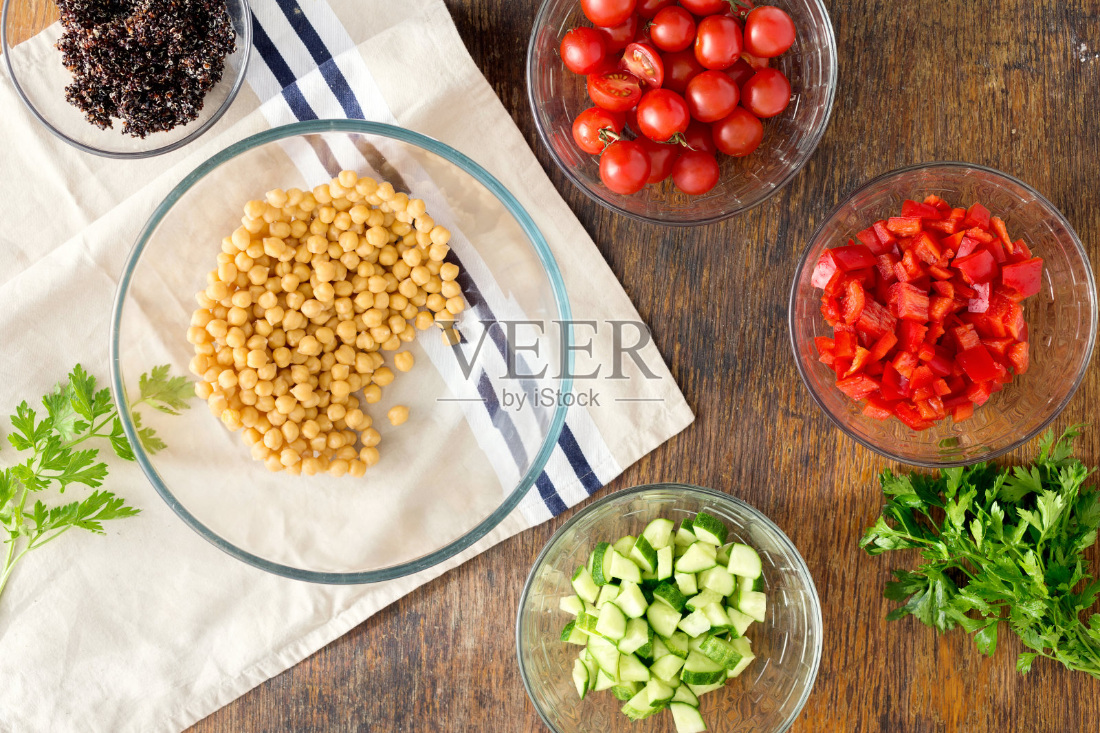 超级食品的概念。在木桌上放置鹰嘴豆、黑藜麦和蔬菜照片摄影图片