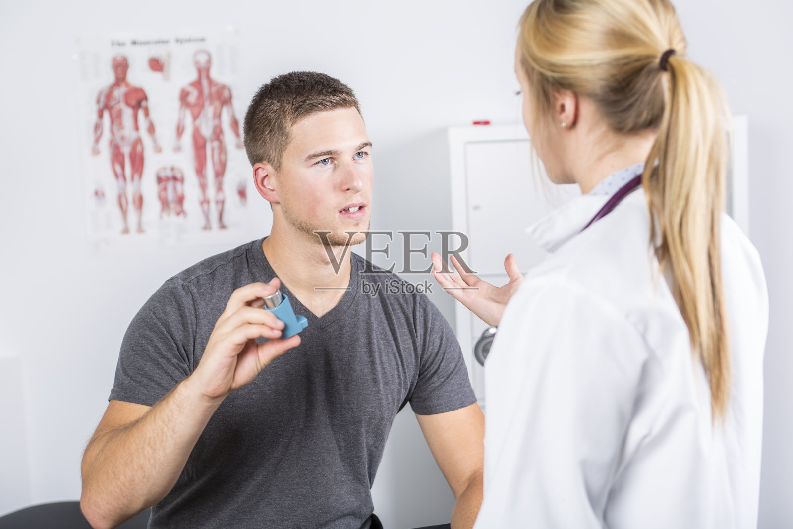 医生在运动员身上应用氧气治疗照片摄影图片