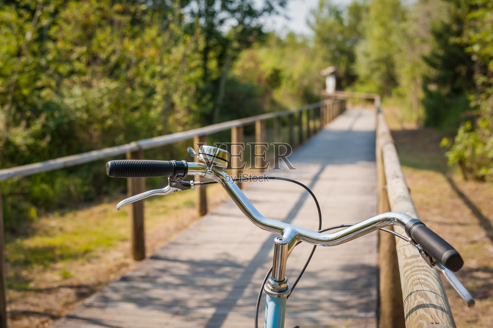 自行车道和自行车把手特写。自行车友好城市。照片摄影图片