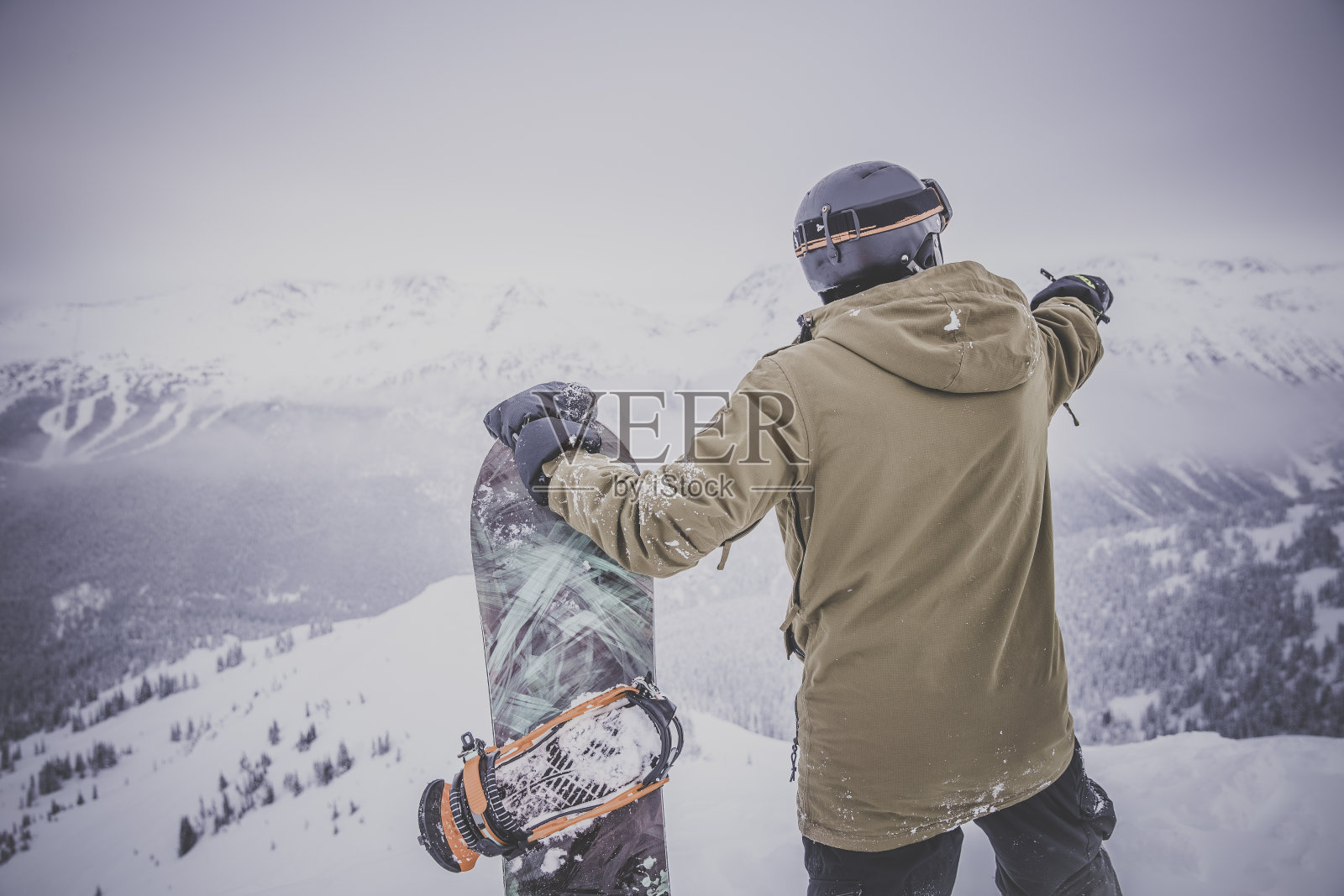 Backcountry单板滑雪在山顶照片摄影图片