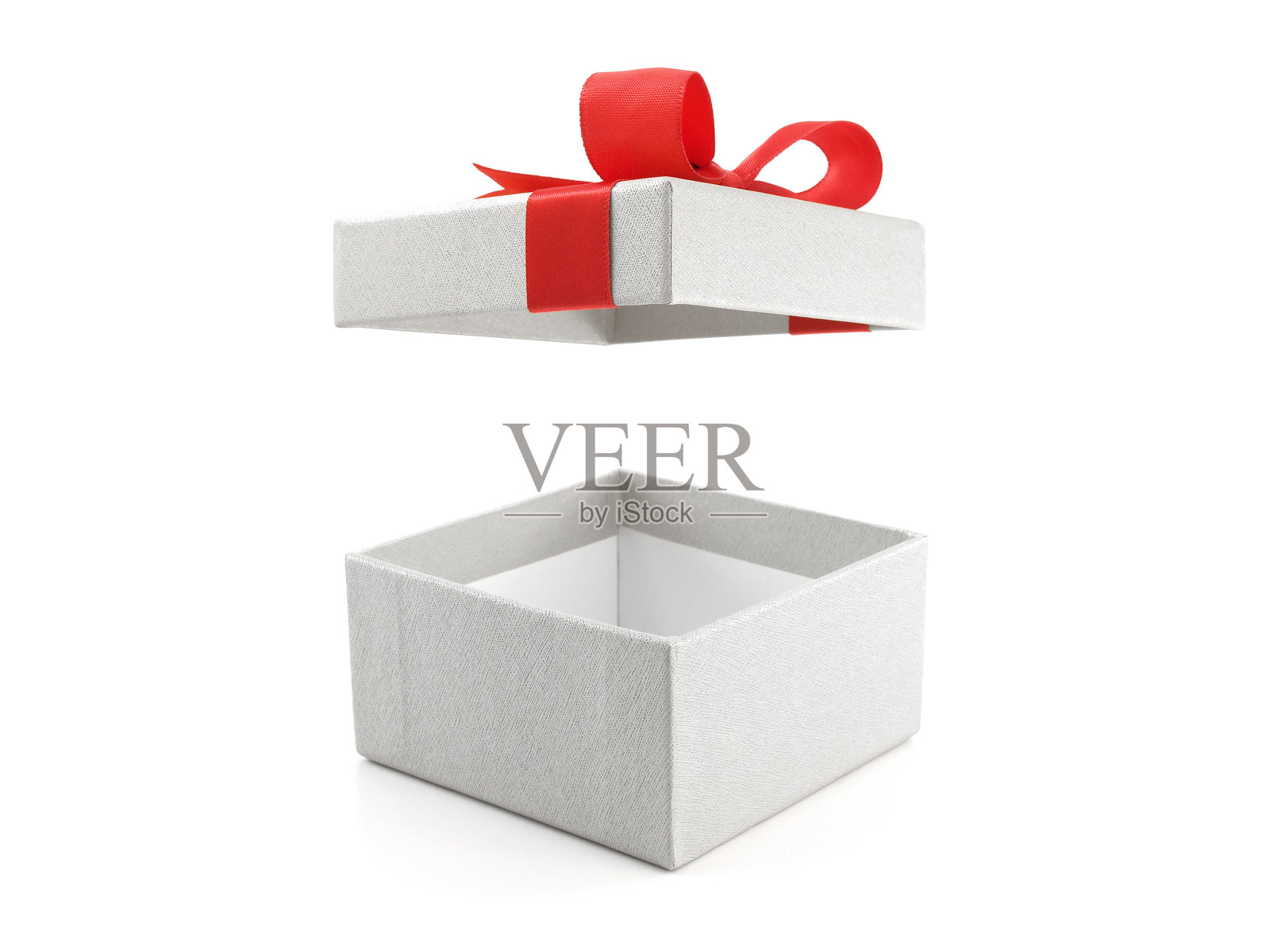 打开和空的白色礼盒与红色丝带蝴蝶结孤立在白色背景照片摄影图片