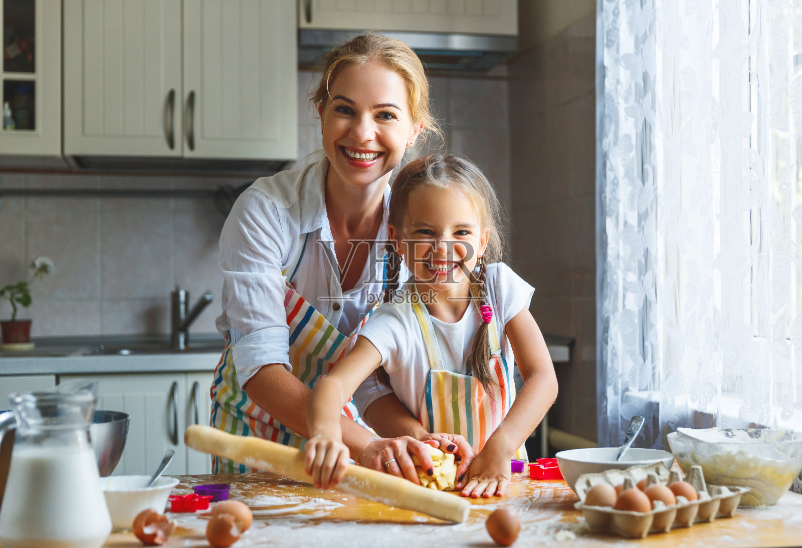幸福的家庭妈妈和女儿在厨房烤面团照片摄影图片