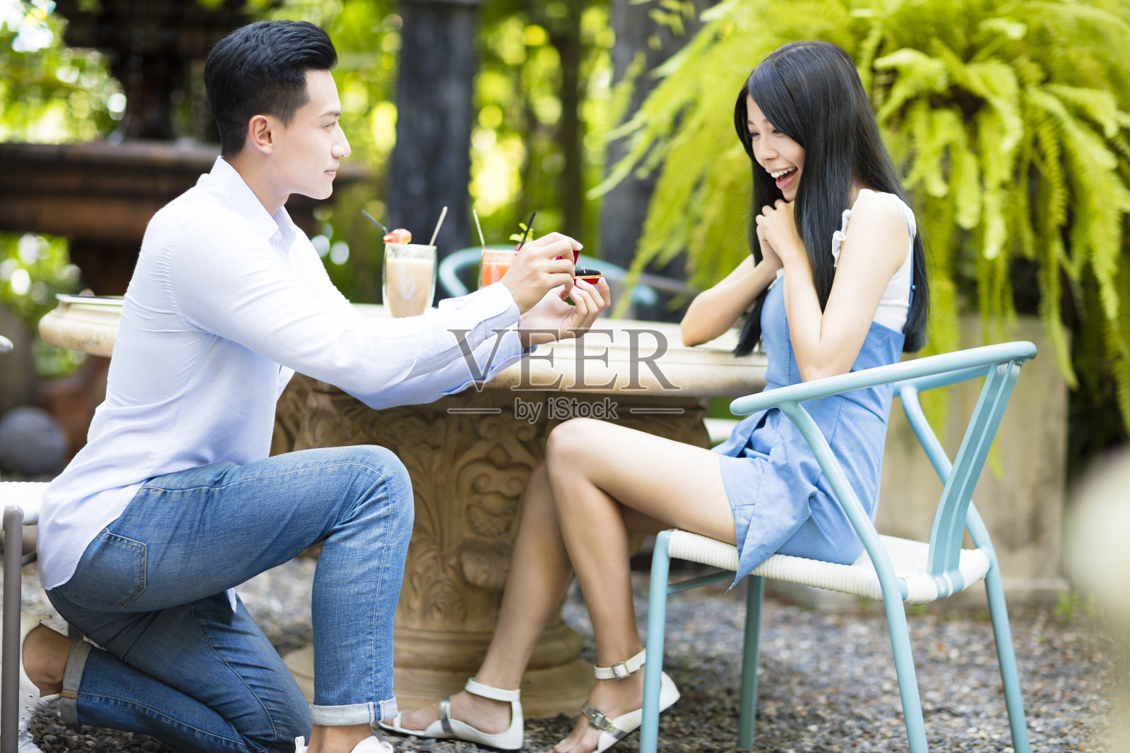 男子在餐厅向女友求婚并赠送订婚戒指照片摄影图片