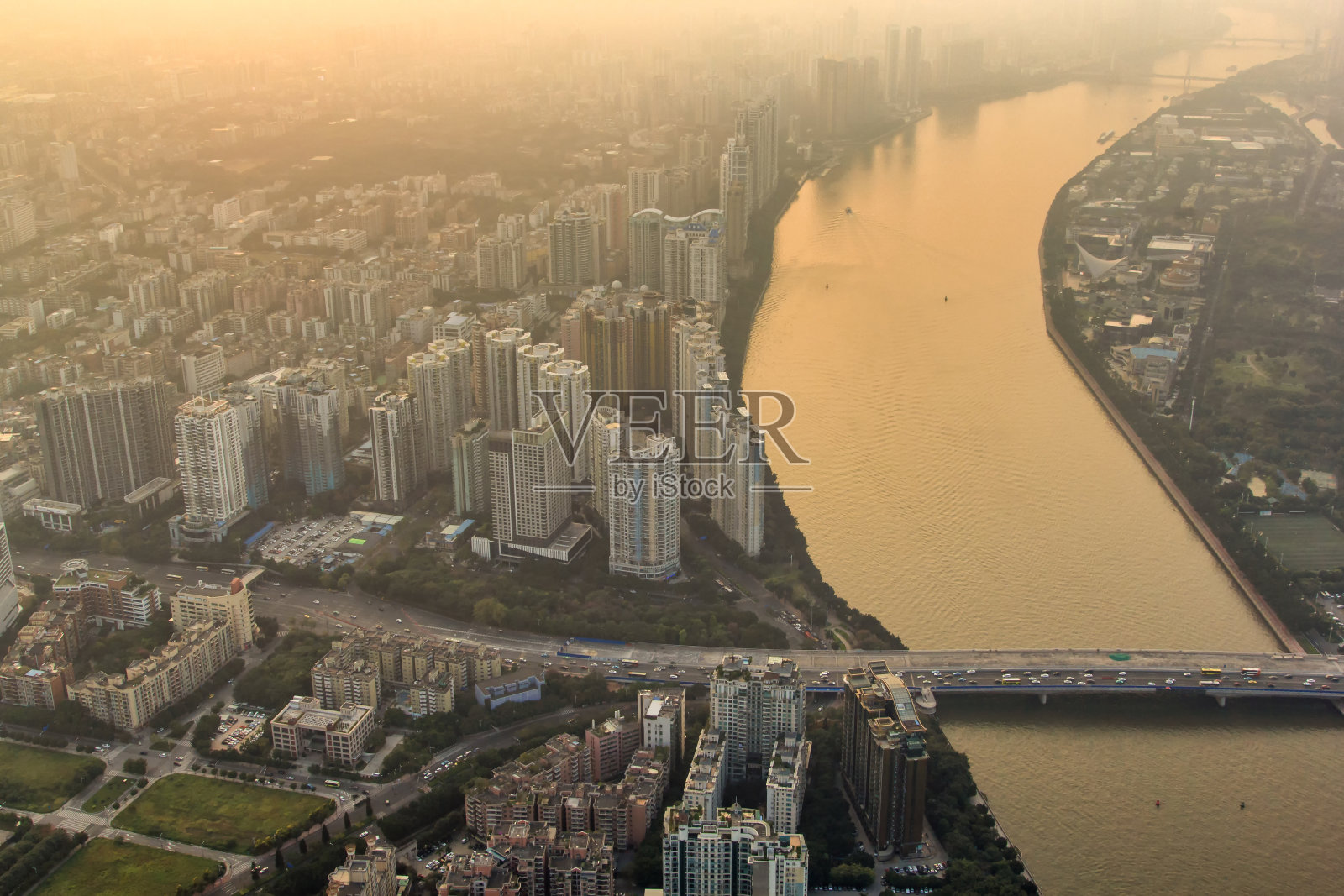 黄昏时分，中国广州市中央商务区的鸟瞰图照片摄影图片