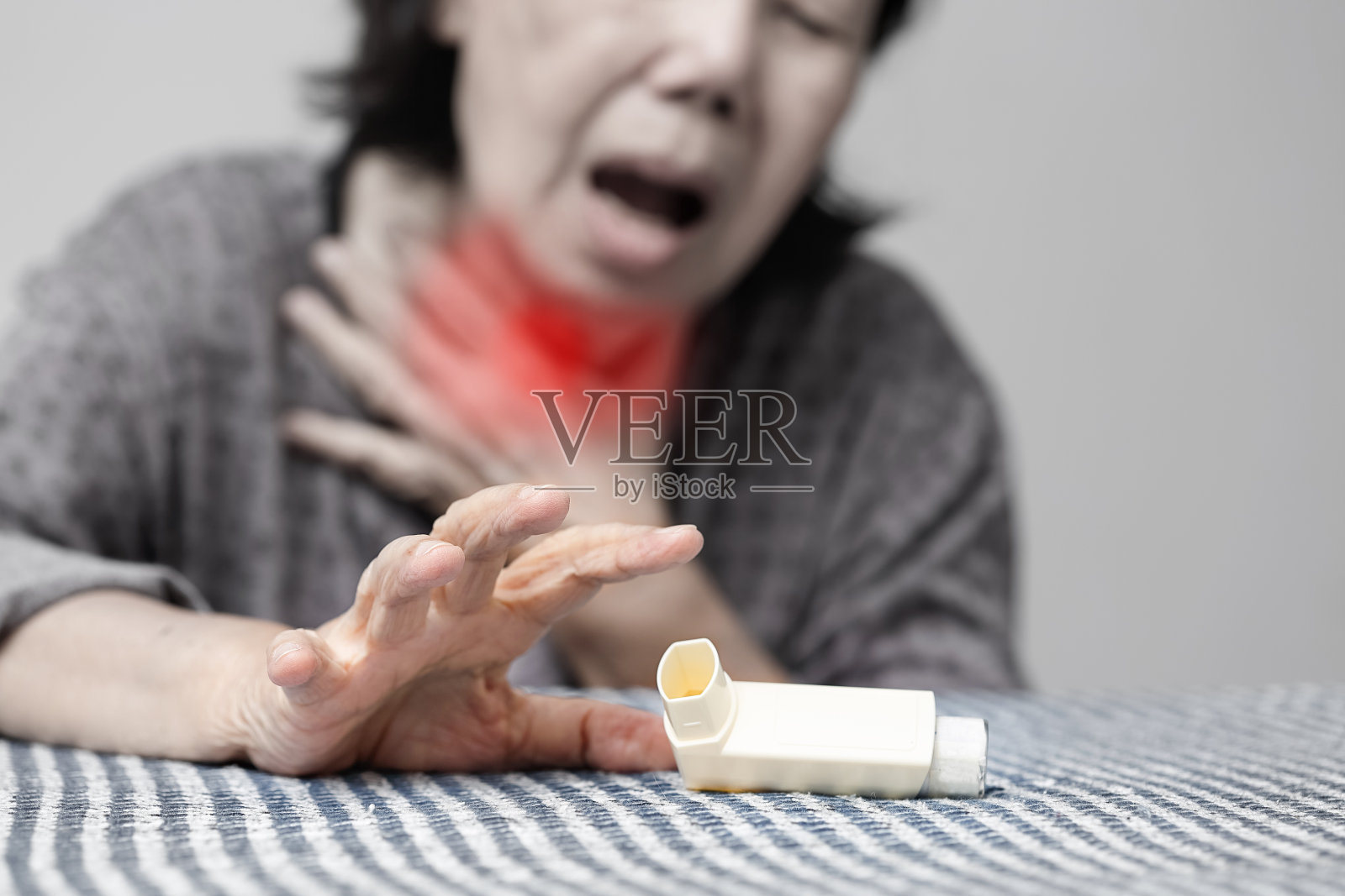 老妇人拿着哮喘喷雾剂窒息而死照片摄影图片