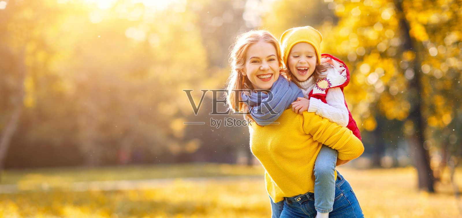 幸福的家庭妈妈和孩子女儿在秋天散步照片摄影图片