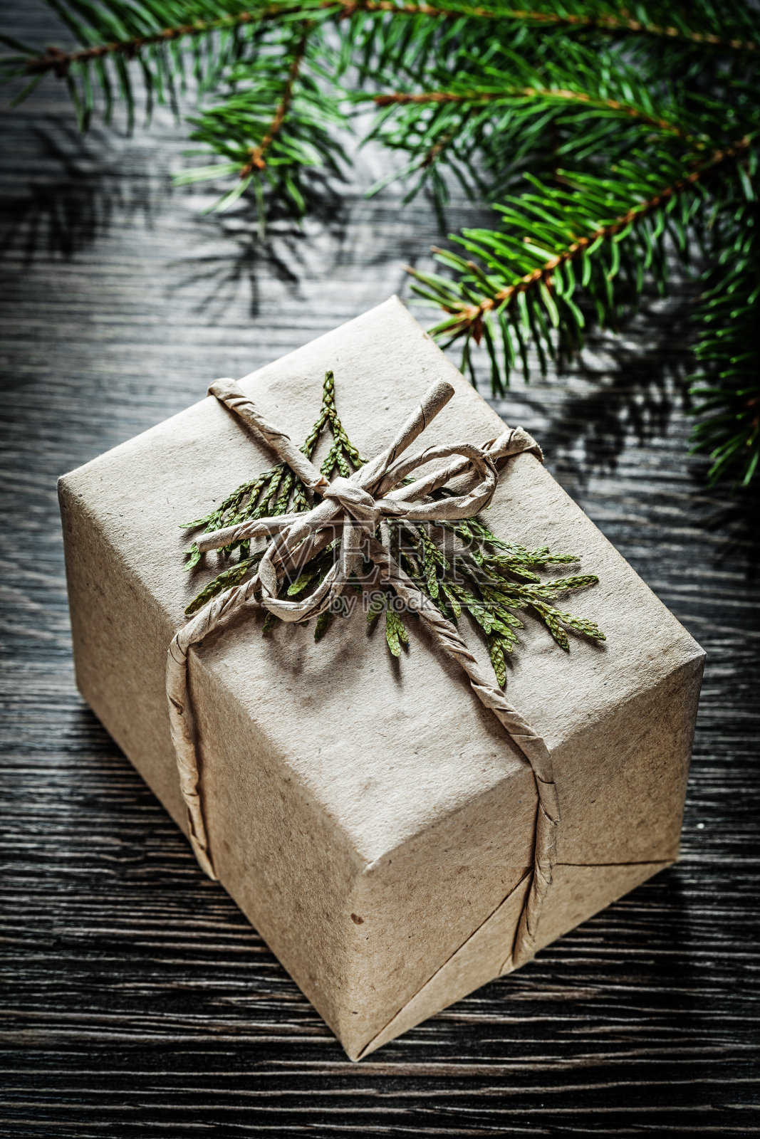 包装圣诞礼品盒冷杉树枝庆祝概念照片摄影图片