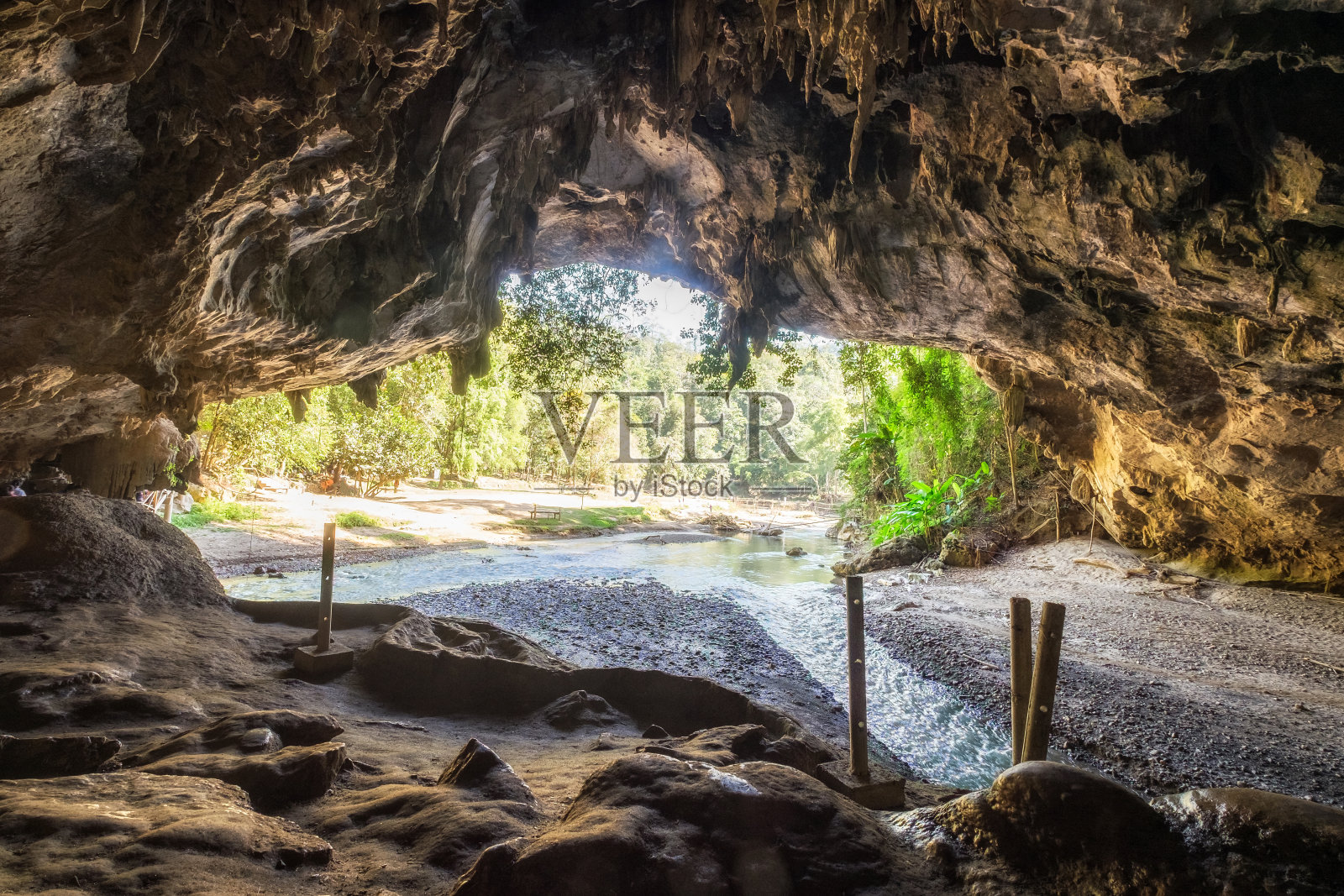 洞洞现象石有天然的钟乳石和石笋照片摄影图片