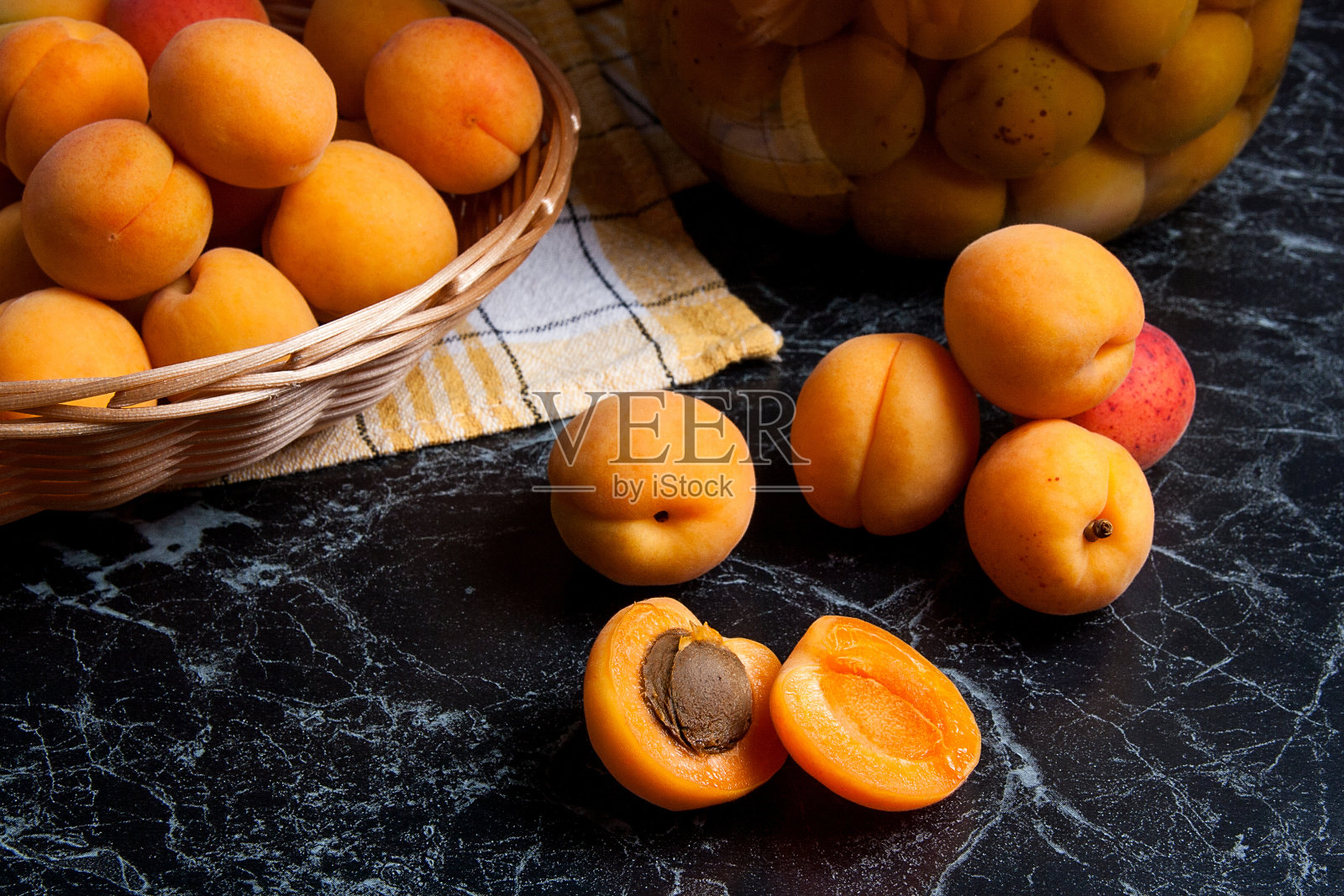 新鲜的有机收获杏篮和杏罐头果盘照片摄影图片