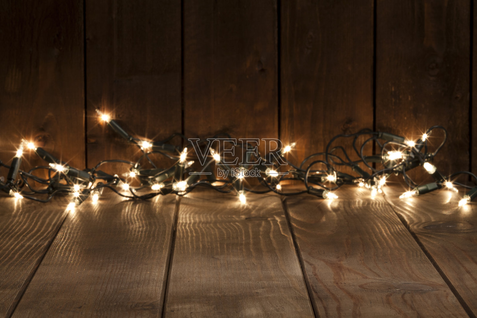 空木桌，背景是模糊的圣诞彩灯照片摄影图片