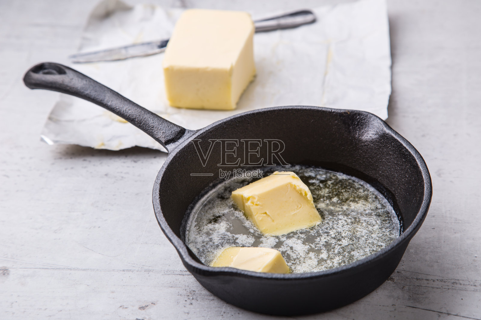 黄油。热锅顶视图中的黄油片照片摄影图片