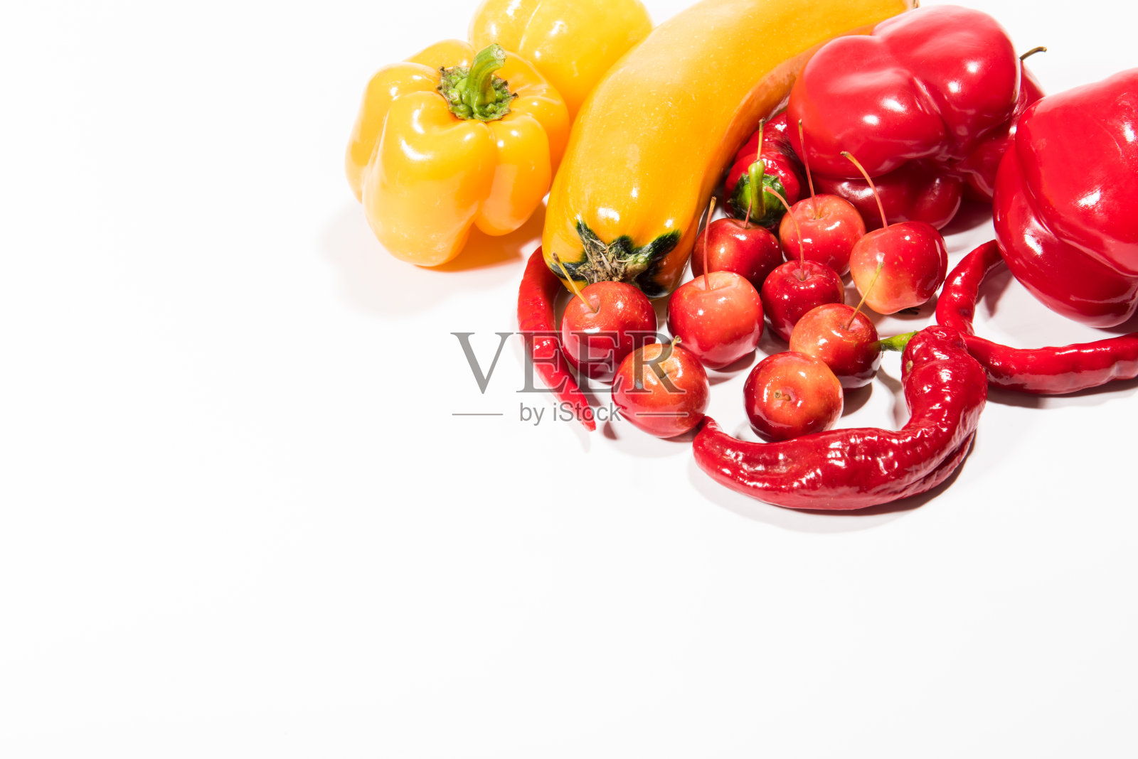 新鲜蔬菜和水果，西葫芦，甜椒，山楂，红辣椒。照片摄影图片