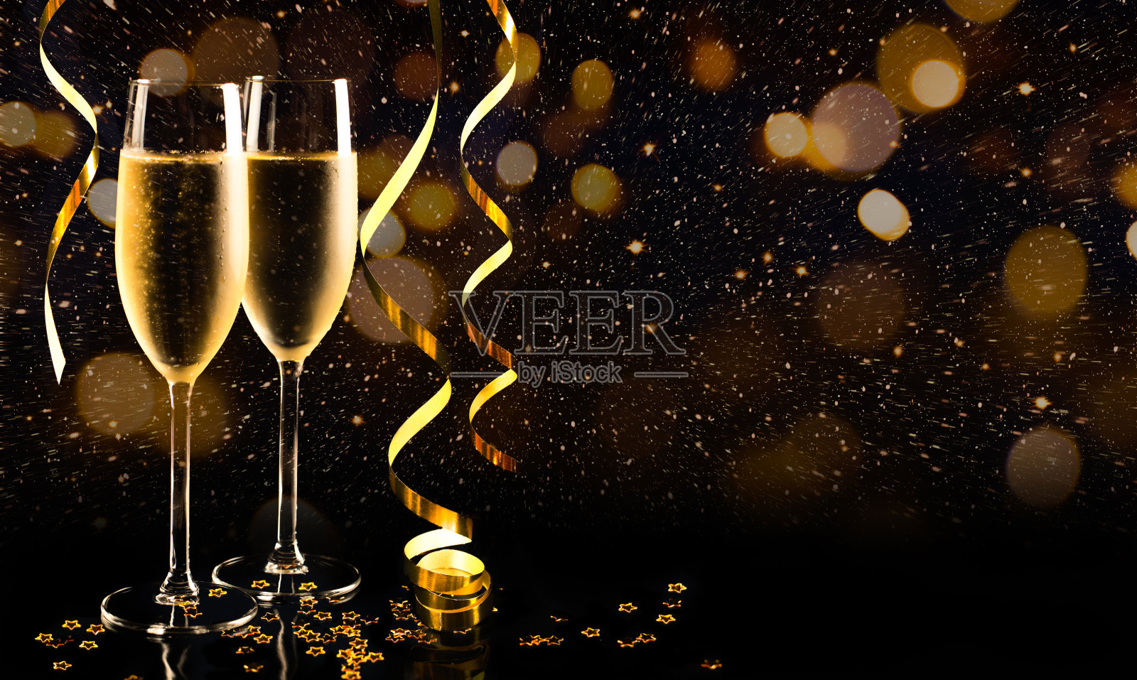 用香槟庆祝新年照片摄影图片