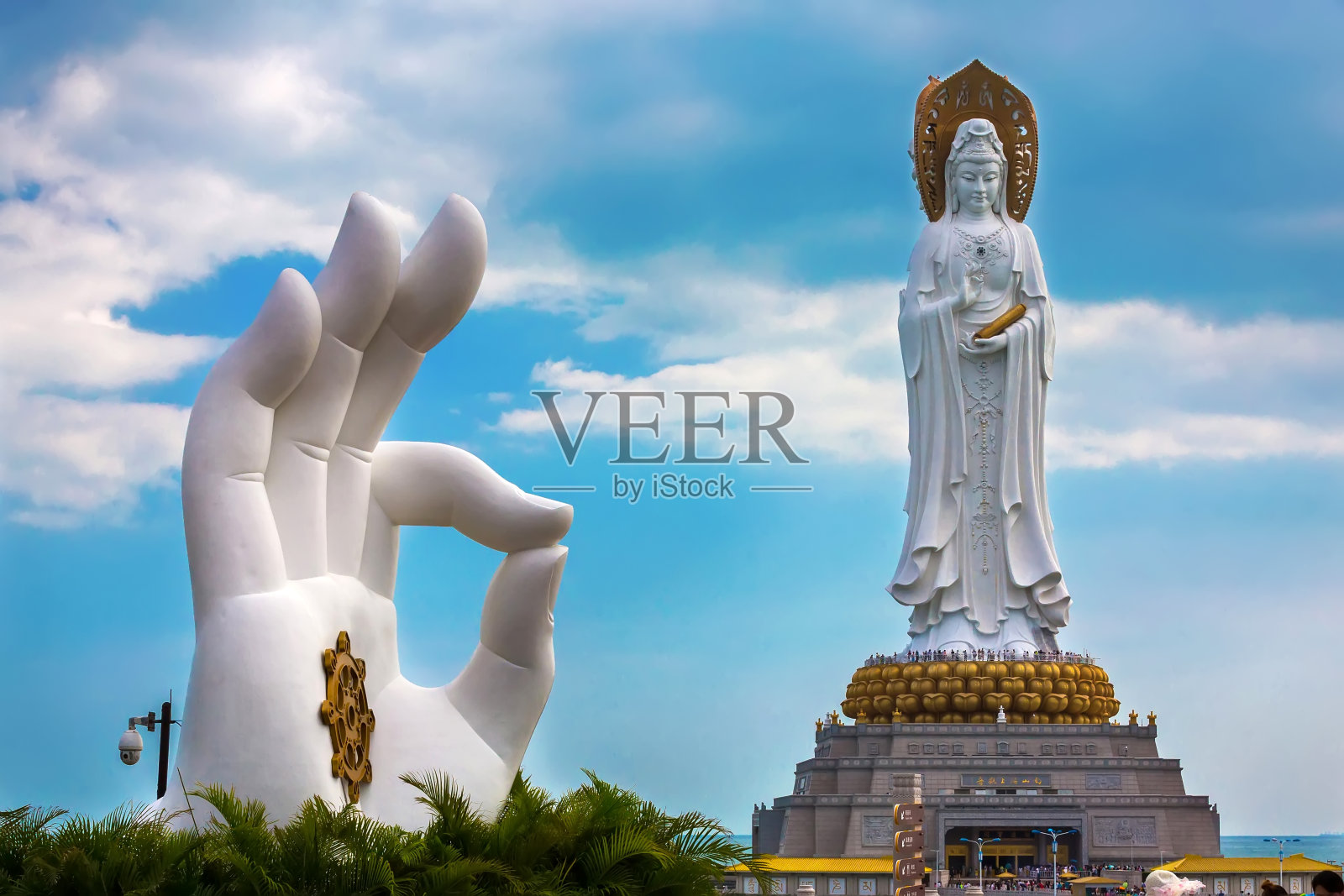 三亚南山佛教文化园的白色观音佛像。照片摄影图片