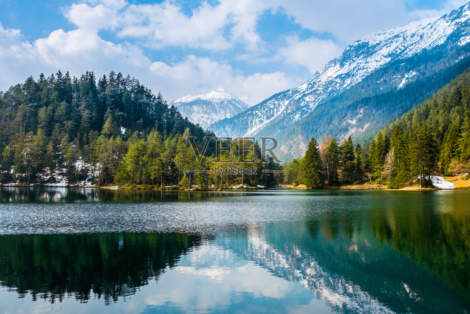 美丽的风景宁静的湖与惊人的反射。背景是山脉和冰川。宁静如画的风景。地点:奥地利,欧洲。艺术照片。美丽的世界照片摄影图片