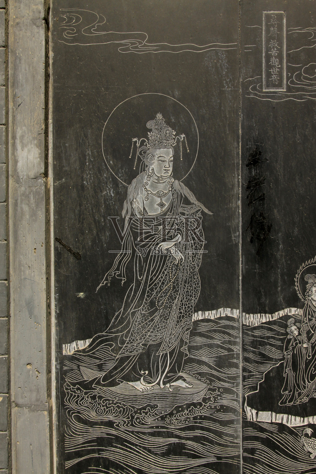 2014年5月18日，中国河北省玉田县集觉寺黑色大理石上雕刻的精美雕像照片摄影图片