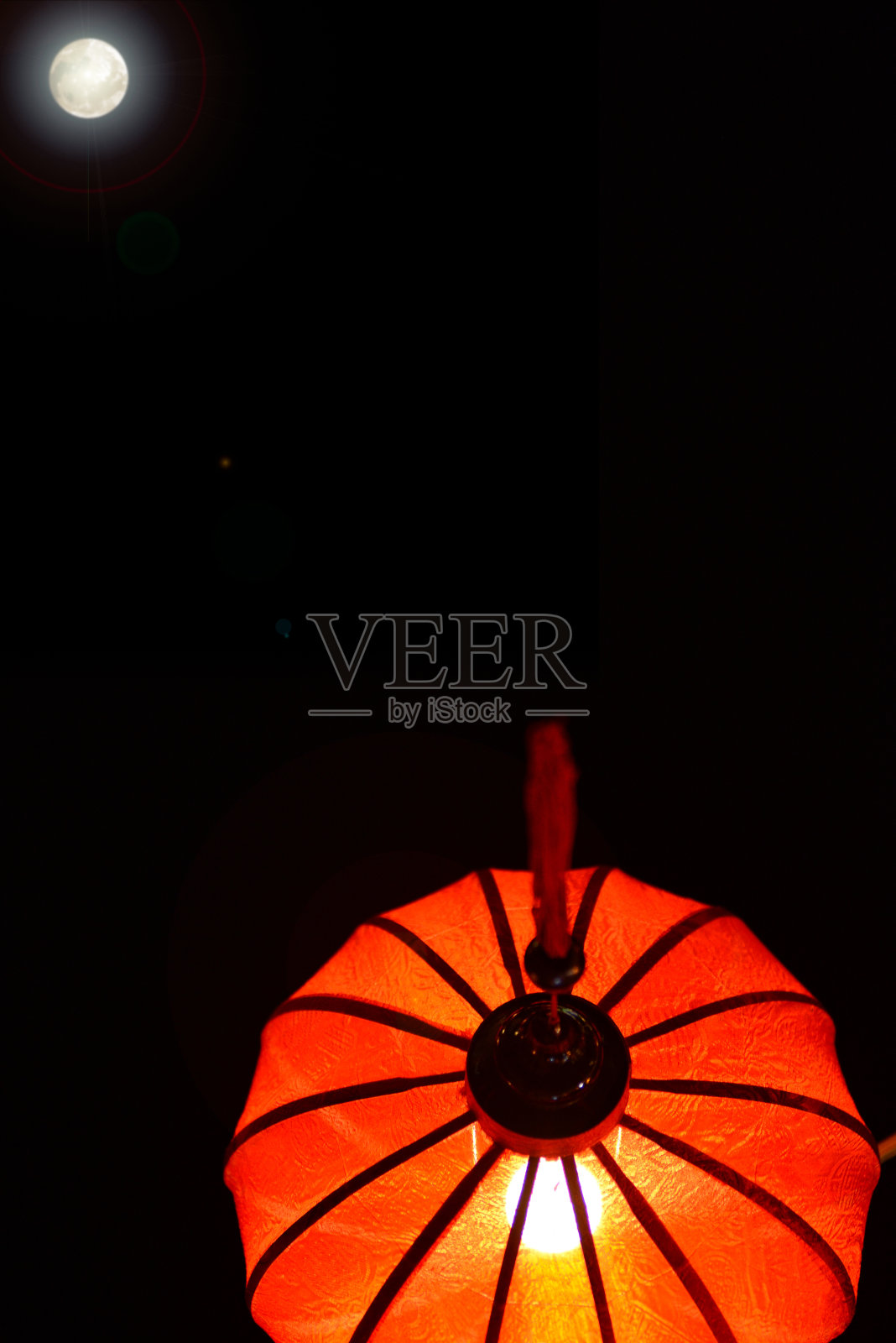 近距离聚焦中秋节的红色灯笼，黑色背景为文字或广告的复制空间。越南西贡(西贡)/胡志明市中秋节的灯笼照片摄影图片