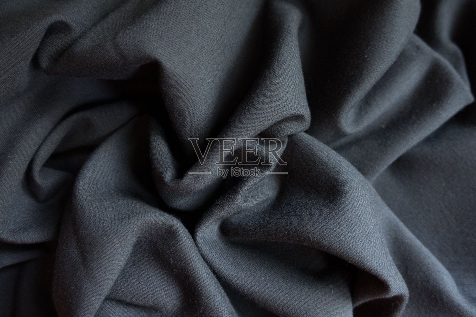 简单的黑色粘胶织物，柔软的褶皱照片摄影图片