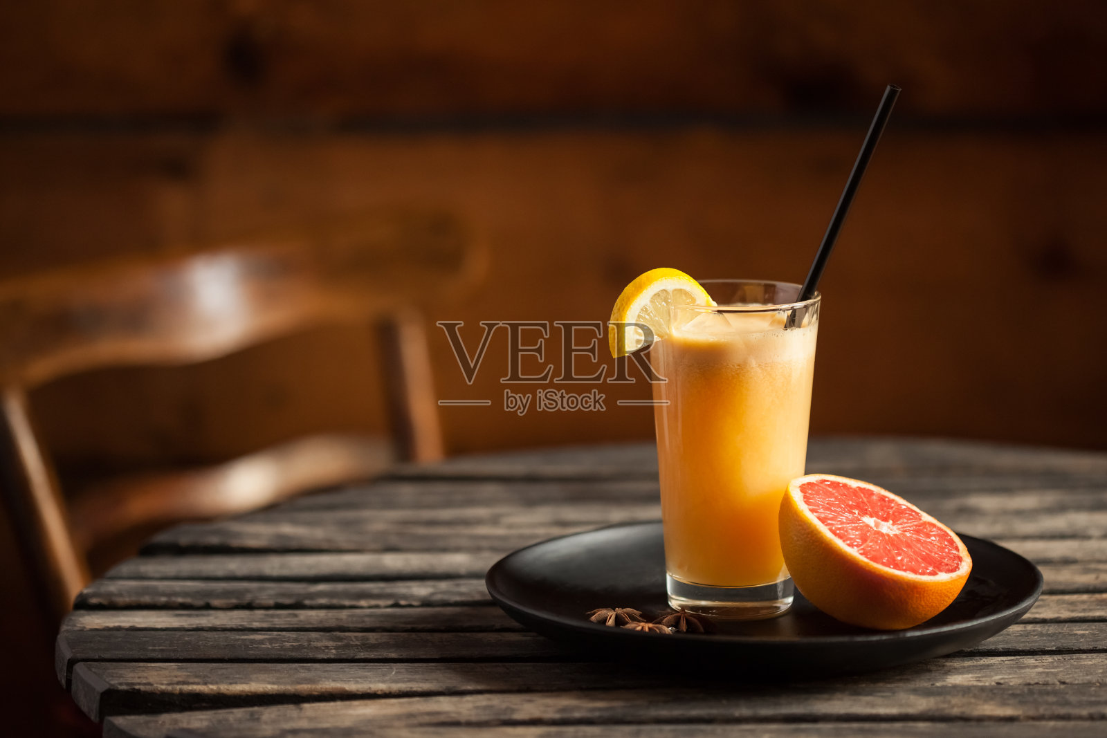 鲜榨橙汁放在木桌上照片摄影图片