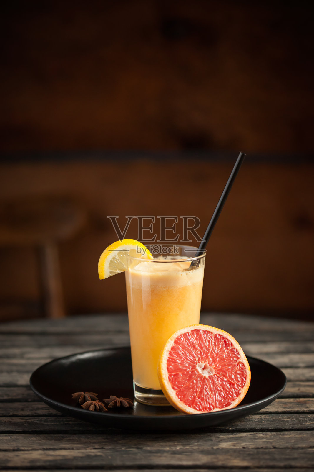 健康的橙汁，在木桌上照片摄影图片