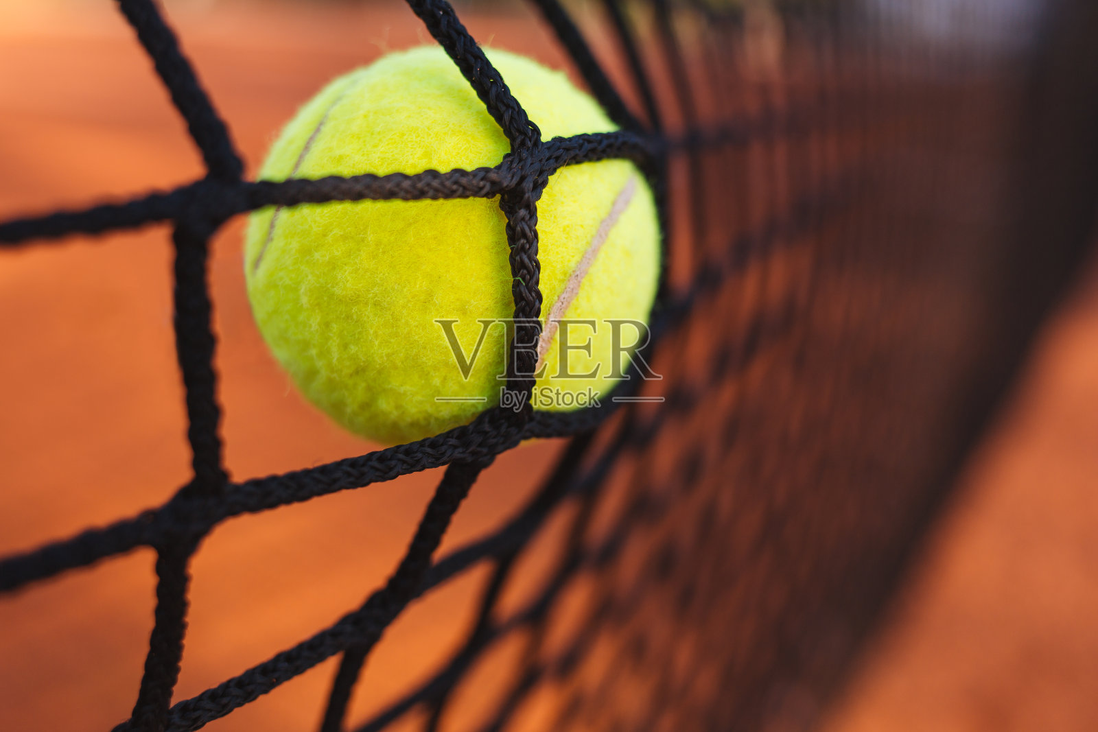 网球在网中的网球照片摄影图片
