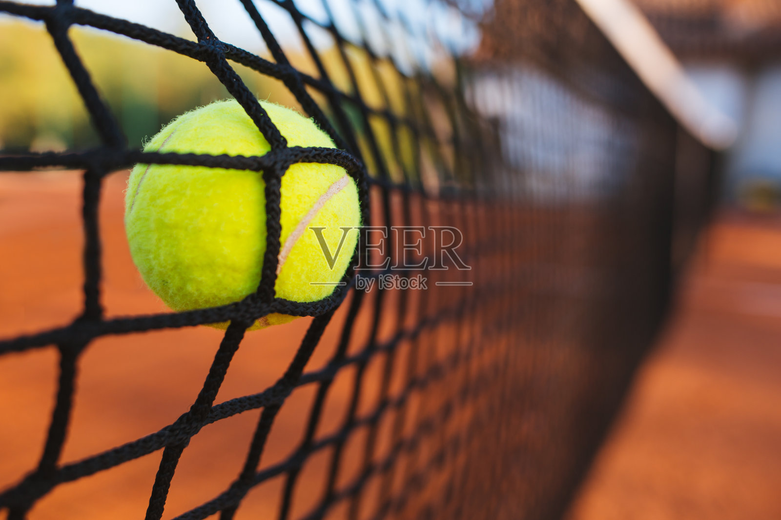 网球打在网上的网球照片摄影图片