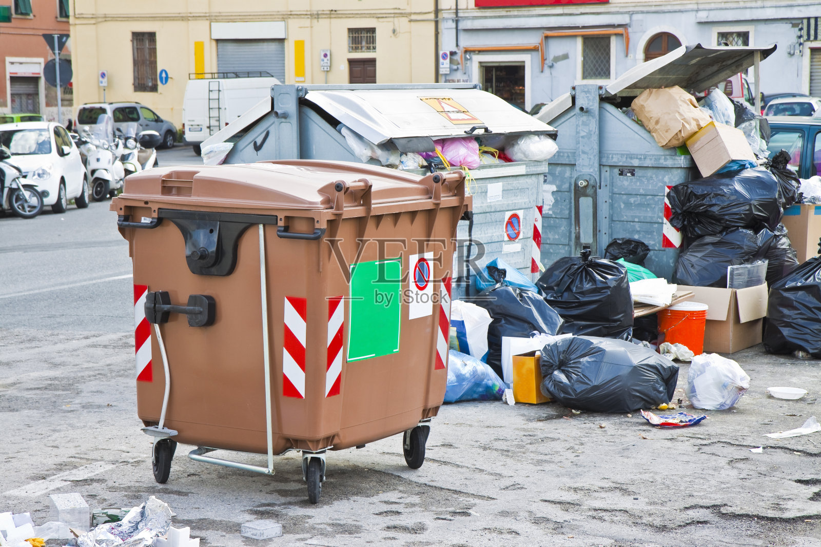 堆满了意大利城市的垃圾桶照片摄影图片