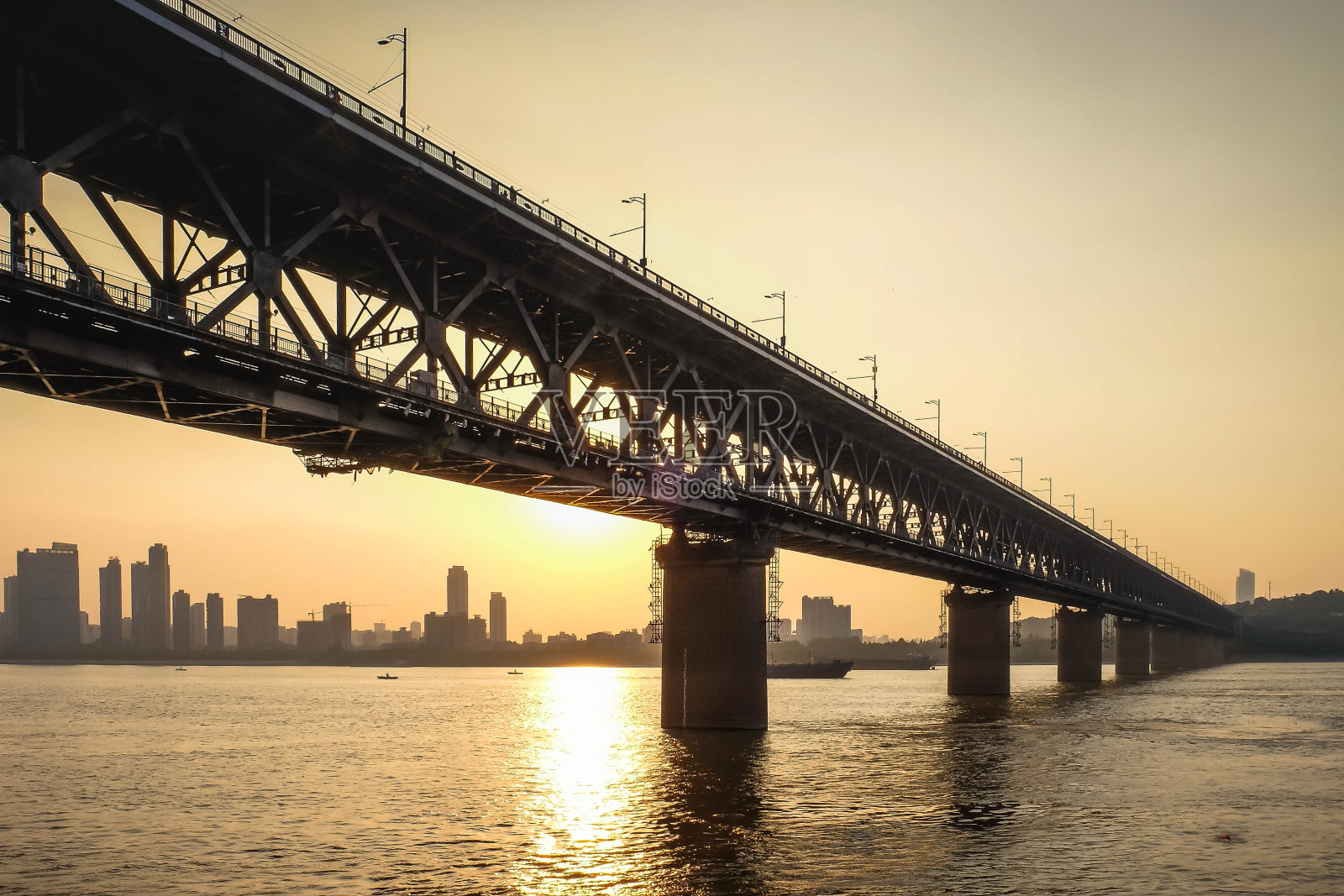 日落时分，武汉长江大桥双层桥。照片摄影图片