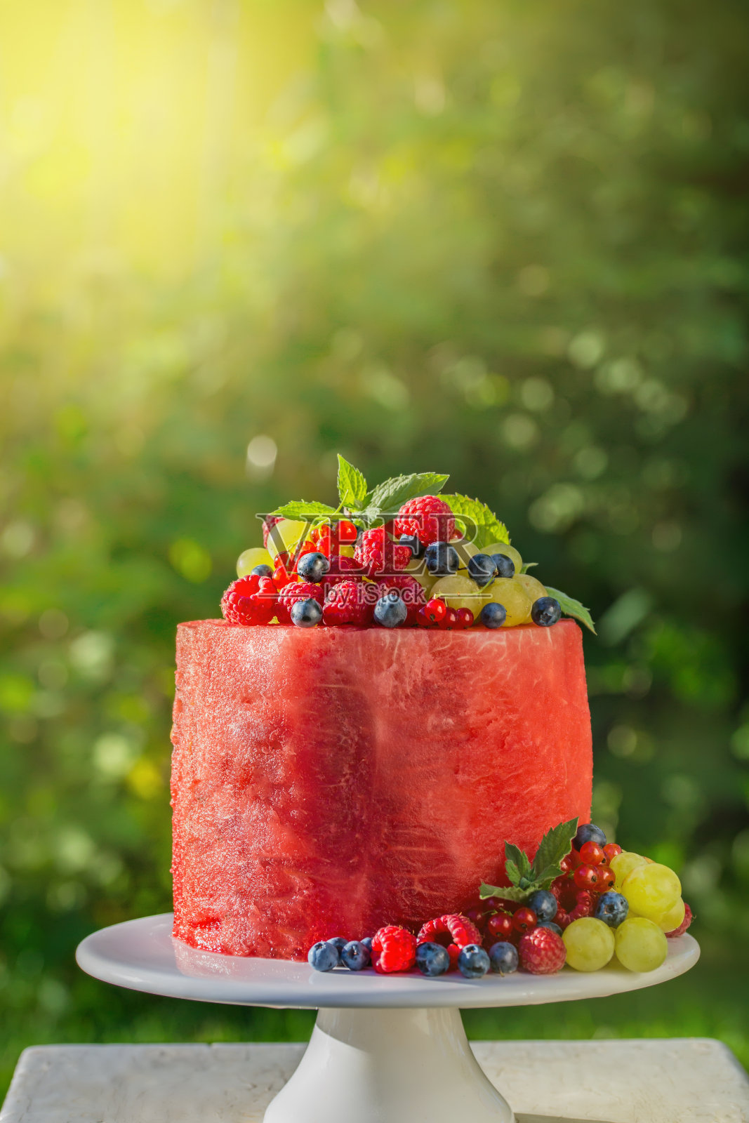 西瓜蛋糕配新鲜浆果，素食生食照片摄影图片