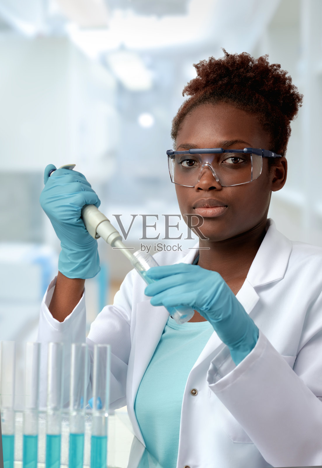 非裔美国科学家或毕业生studenÑ在实验室工作照片摄影图片