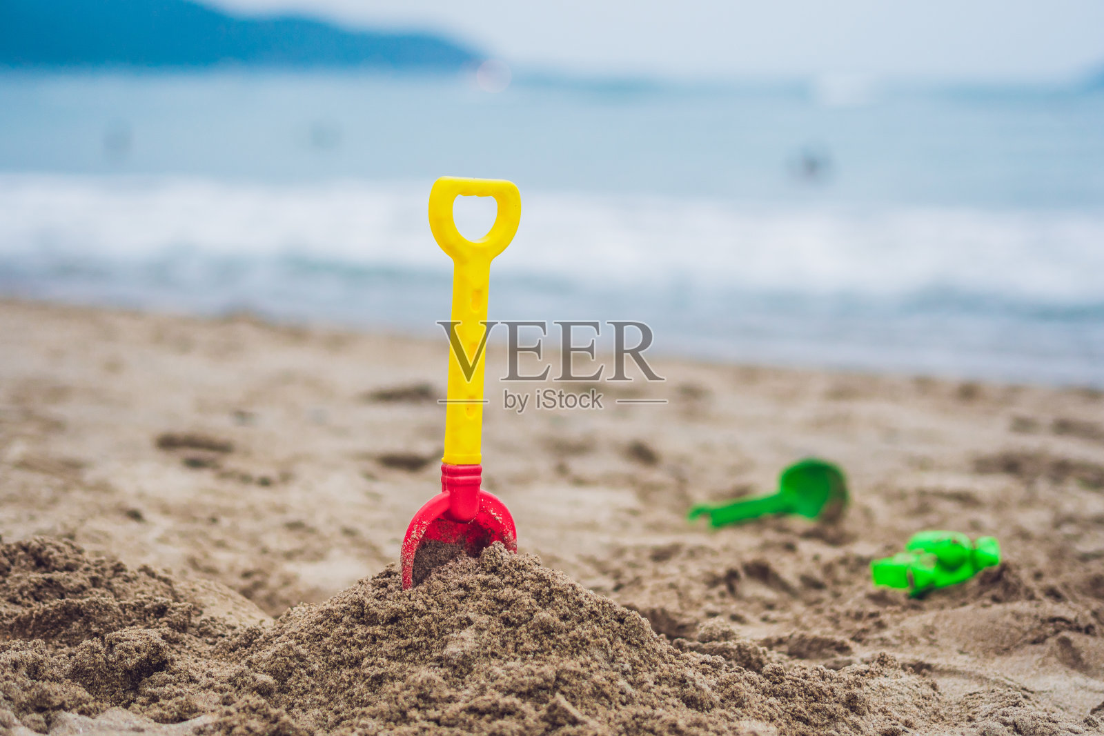 孩子们的海滩玩具-铲沙照片摄影图片