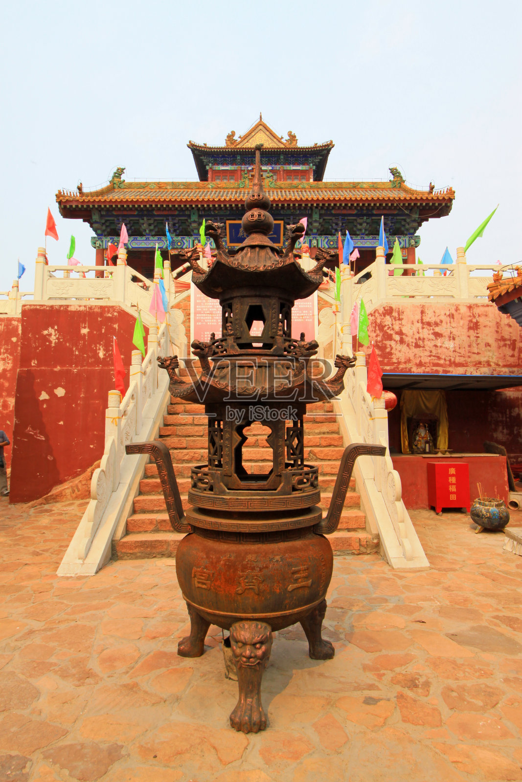 中国一座道教寺庙里的香炉照片摄影图片
