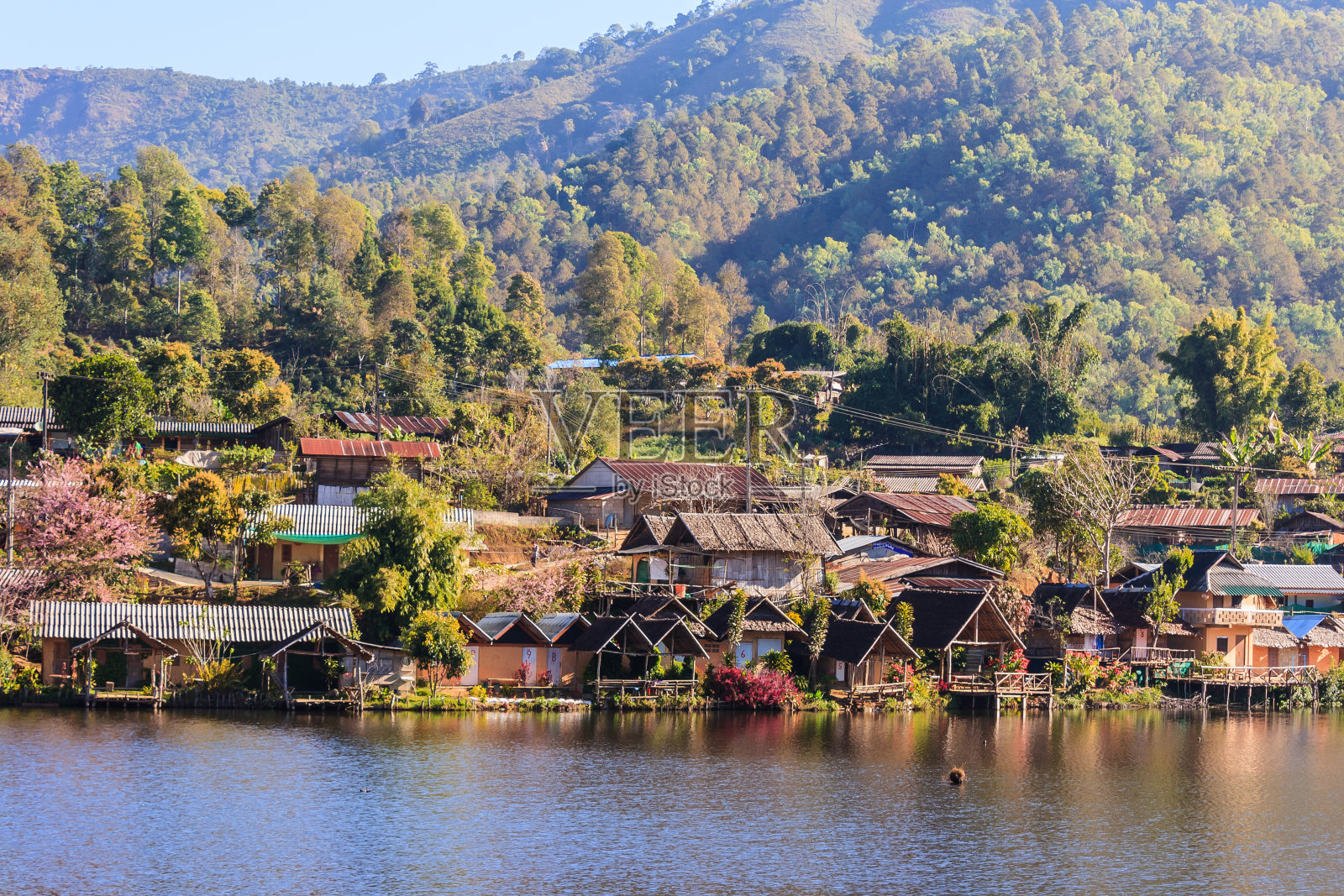 泰国云南华人文化村是云南部落迁居的地方。这个村庄是泰国美洪森最受欢迎的景点之一。游客可以尝试原汁原味的云南中餐，体验云南风情照片摄影图片