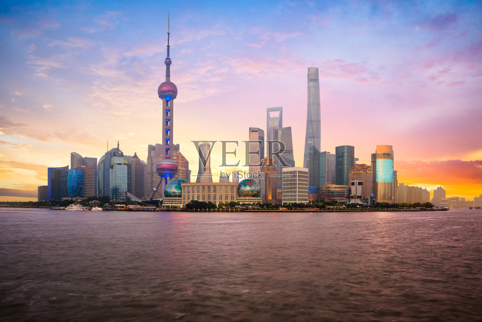 黄昏时分的中国上海城市天际线照片摄影图片