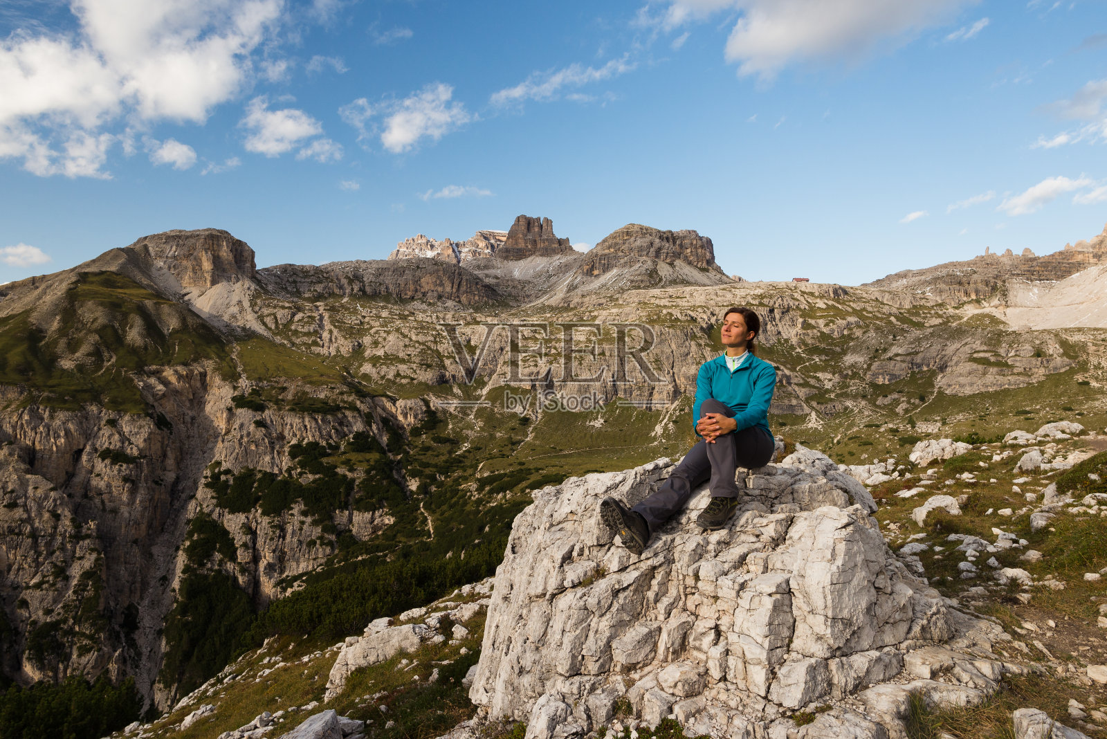 在意大利多洛米特山脉享受阳光的年轻女性照片摄影图片