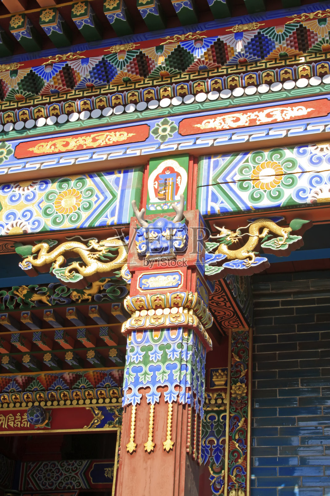 寺庙门框装饰彩绘图案，特写照片照片摄影图片