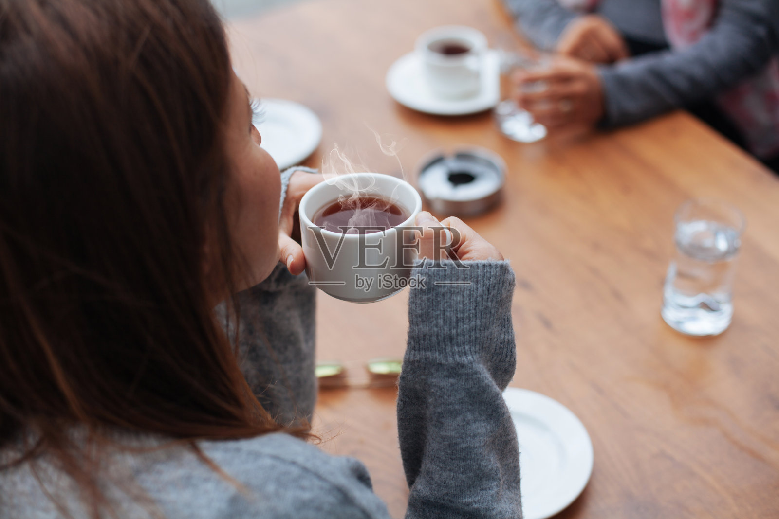 年轻微笑的女人在早上喝咖啡照片摄影图片