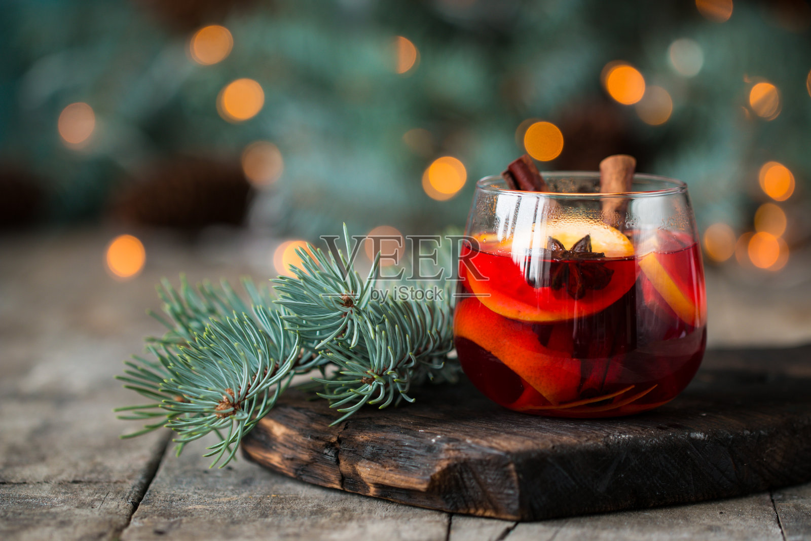 圣诞热葡萄酒与肉桂小豆蔻和茴芹木质背景照片摄影图片