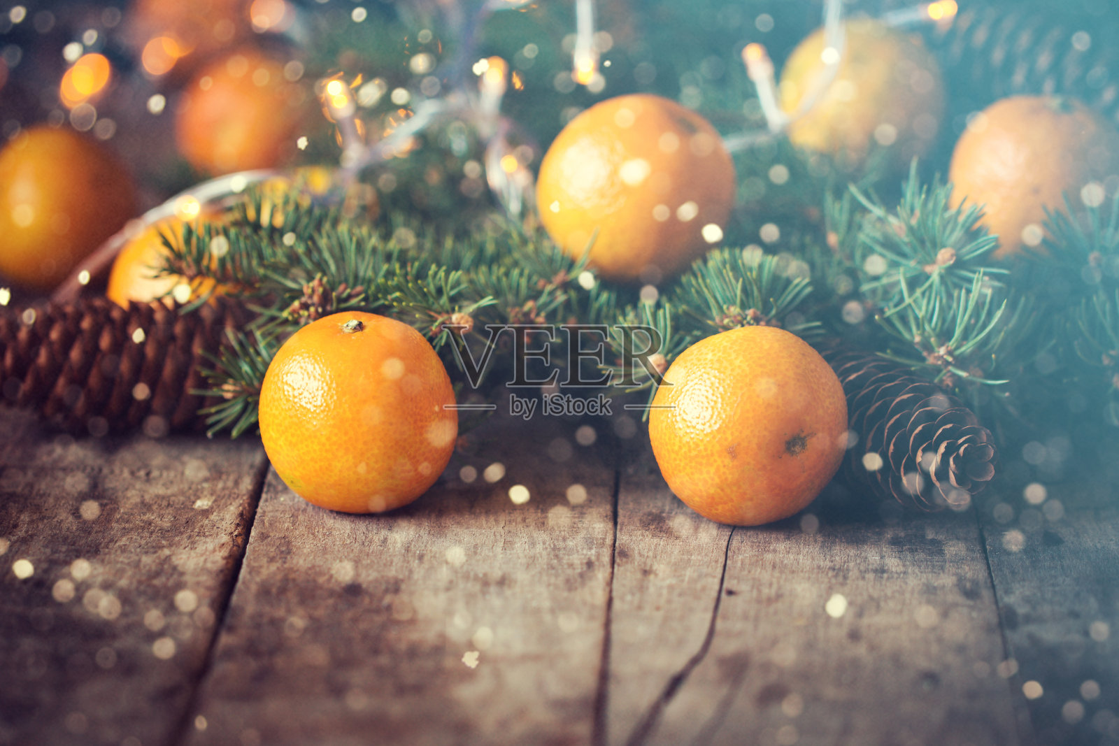 以橘子、冷杉、彩灯、雪花、柏木和雪花为背景的圣诞概念照片摄影图片