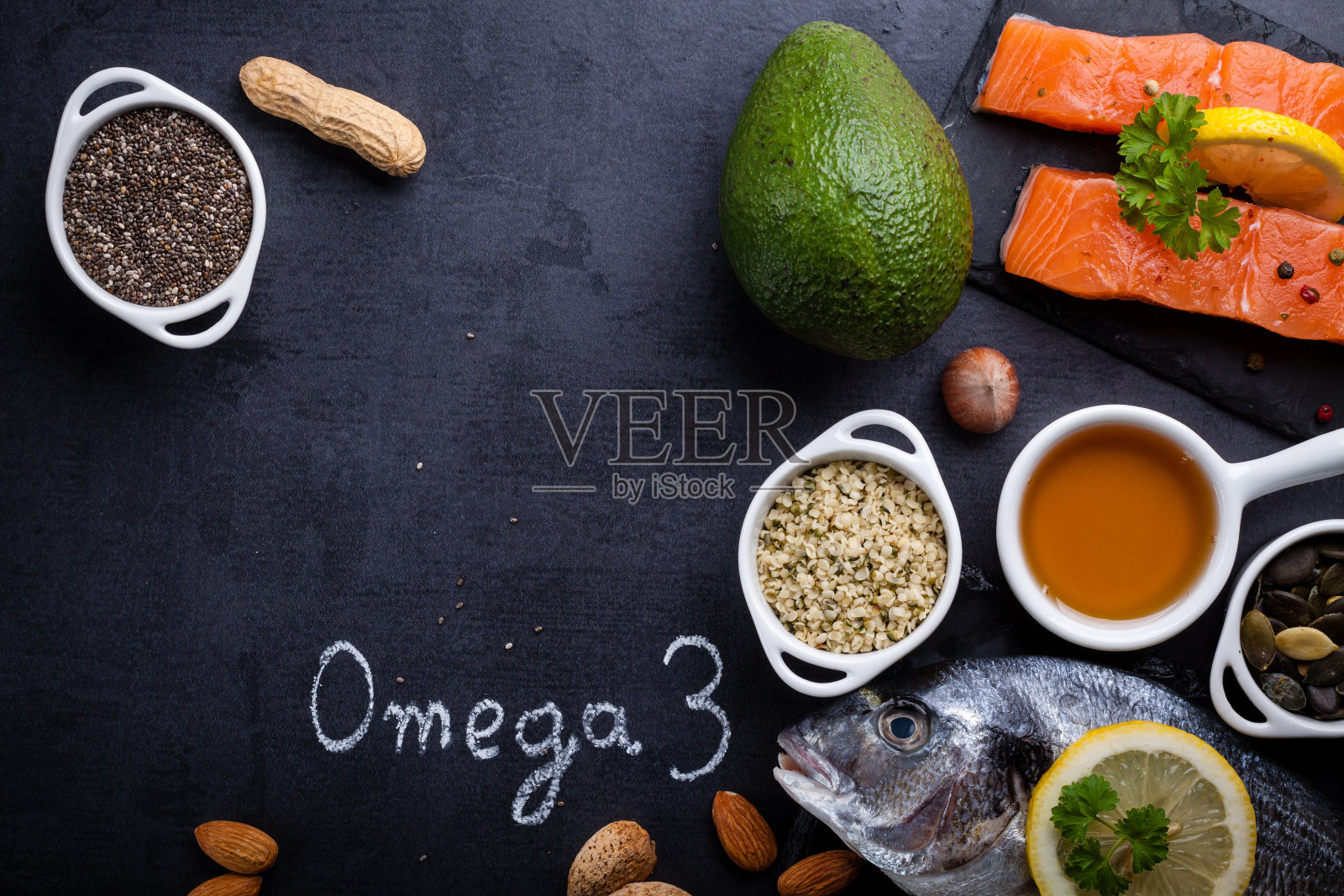黑色石板桌富含omega 3和维生素d。照片摄影图片