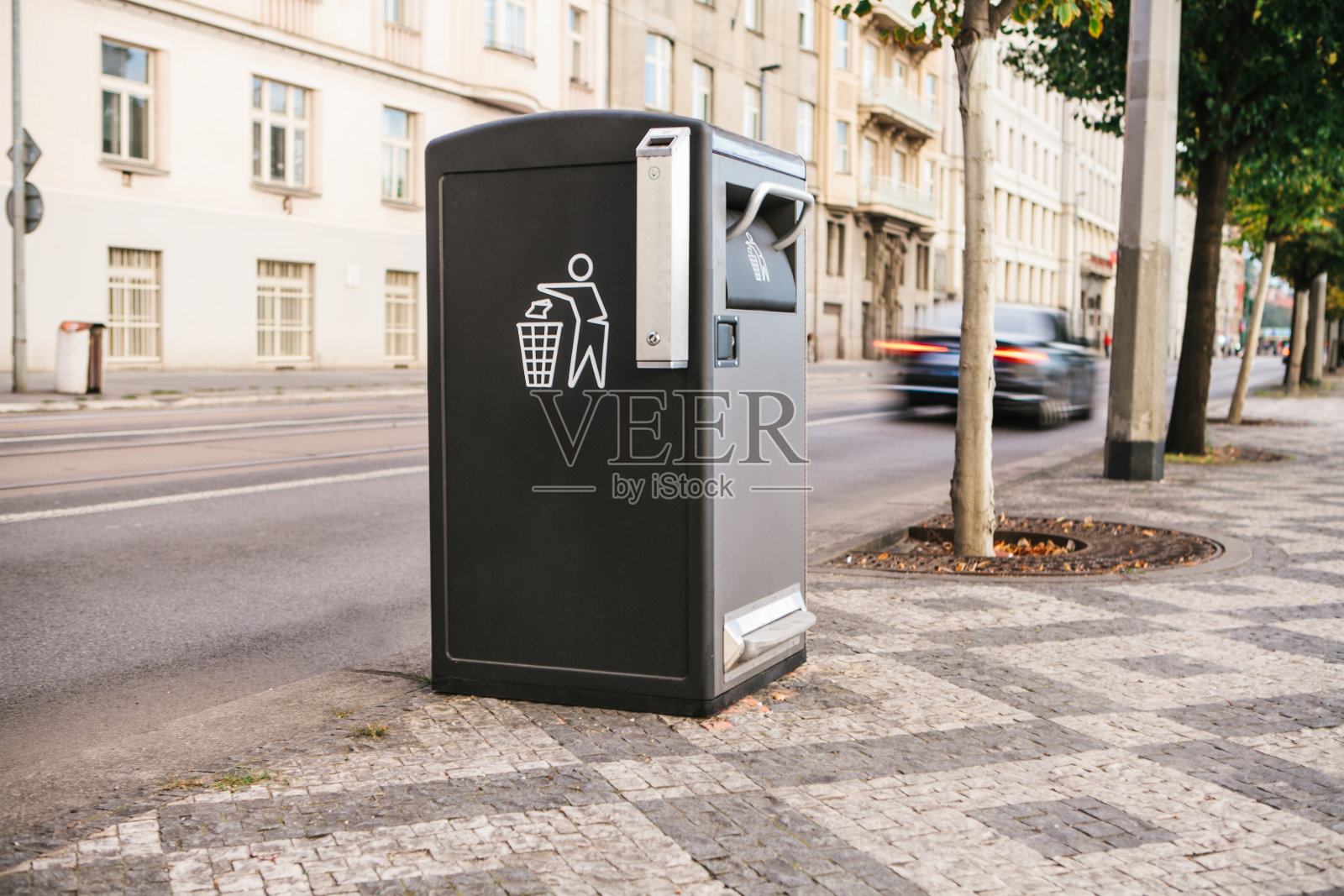 捷克共和国布拉格街头的一个现代智能垃圾桶。在欧洲收集废物，以便日后处理。环保的垃圾收集。照片摄影图片