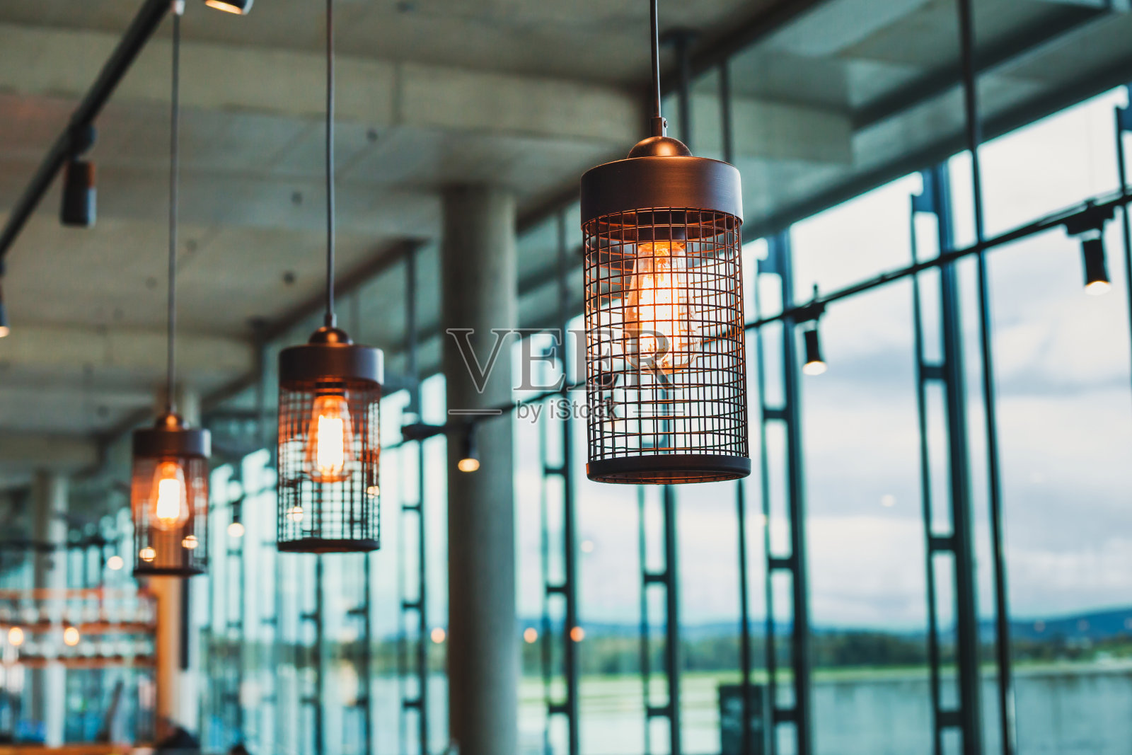 咖啡馆或餐厅的抽象现代室内吊灯照片摄影图片